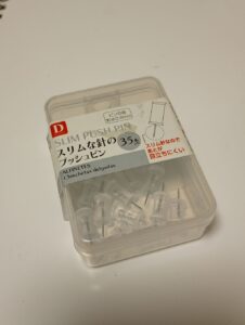 普通の画鋲よりも細いので穴が目立ちにくい…