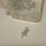 ダイソー スリムな針のプッシュピン（３５本入） 普通の画鋲よりも細いので穴が目立ちにくい！
