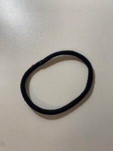 髪を結ぶために使用