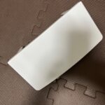 押しピンで取り付けるシンプル白棚（※3年ほど前に購入／商品名不明） ダイソー 押しピン4本で壁に設置できる、超軽量のミニ棚！