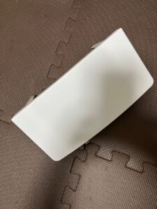 押しピン4本で壁に設置できる、超軽量のミ…