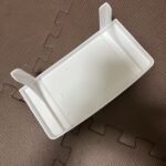押しピンで取り付けるシンプル白棚（※3年ほど前に購入／商品名不明） ダイソー 押しピン4本で壁に設置できる、超軽量のミニ棚！