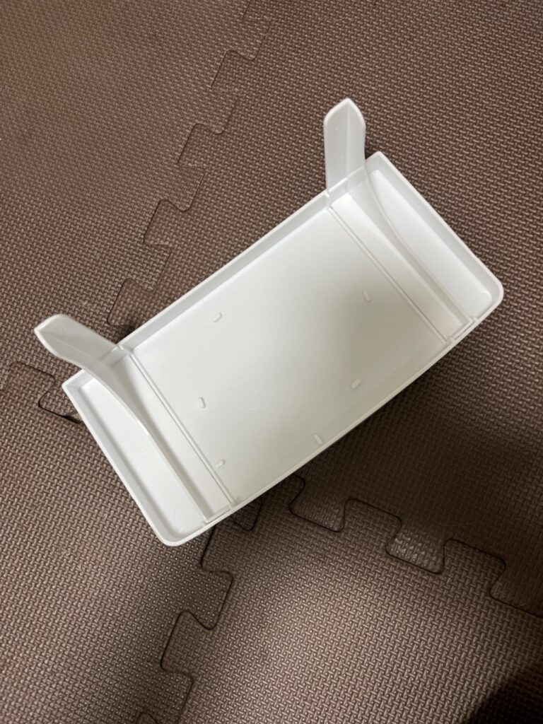 押しピンで取り付けるシンプル白棚（※3年ほど前に購入／商品名不明） ダイソー 押しピン4本で壁に設置できる、超軽量のミニ棚！