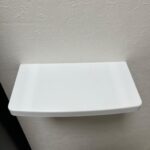 押しピンで取り付けるシンプル白棚（※3年ほど前に購入／商品名不明） ダイソー 押しピン4本で壁に設置できる、超軽量のミニ棚！