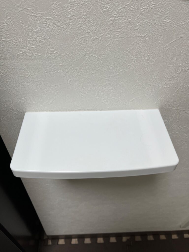 押しピンで取り付けるシンプル白棚（※3年ほど前に購入／商品名不明） ダイソー 押しピン4本で壁に設置できる、超軽量のミニ棚！