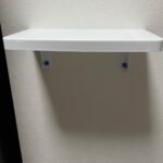 押しピンで取り付けるシンプル白棚（※3年ほど前に購入／商品名不明） ダイソー 押しピン4本で壁に設置できる、超軽量のミニ棚！