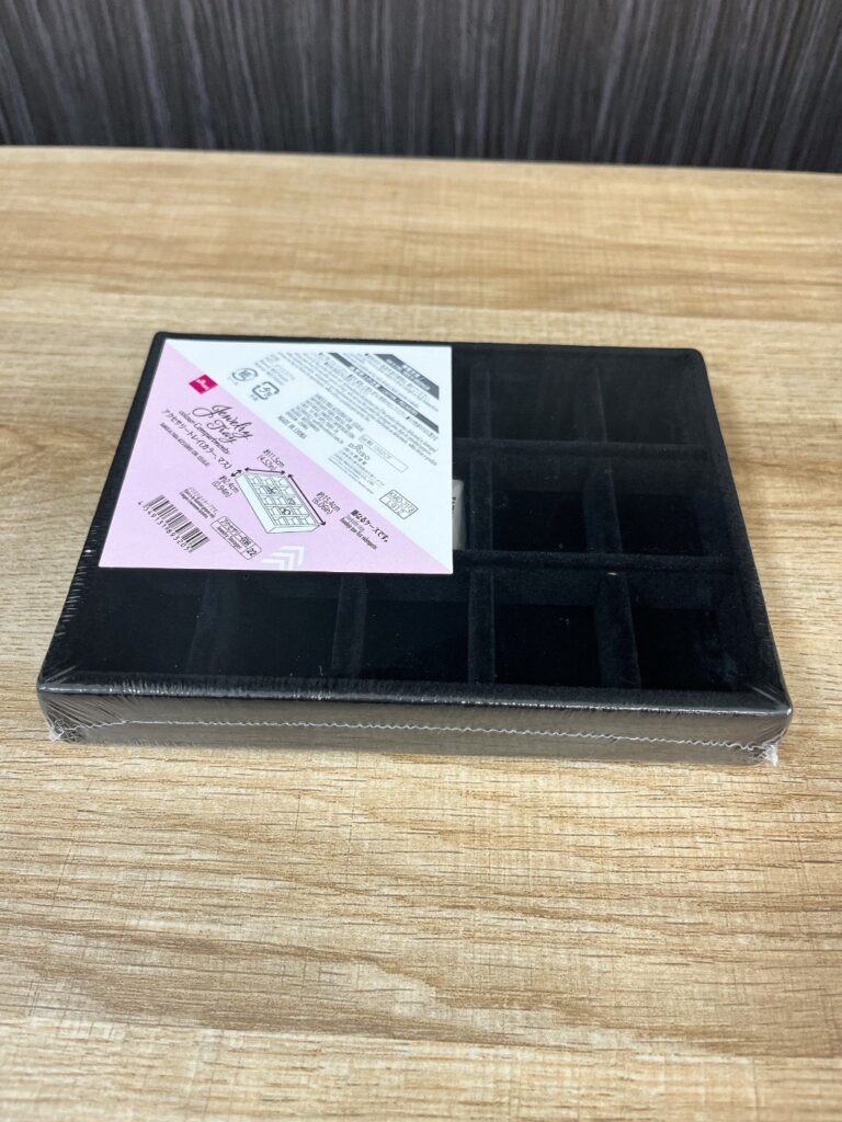 アクセサリートレイ ダイソー 高級感のある黒のアクセサリートレイで高見え！