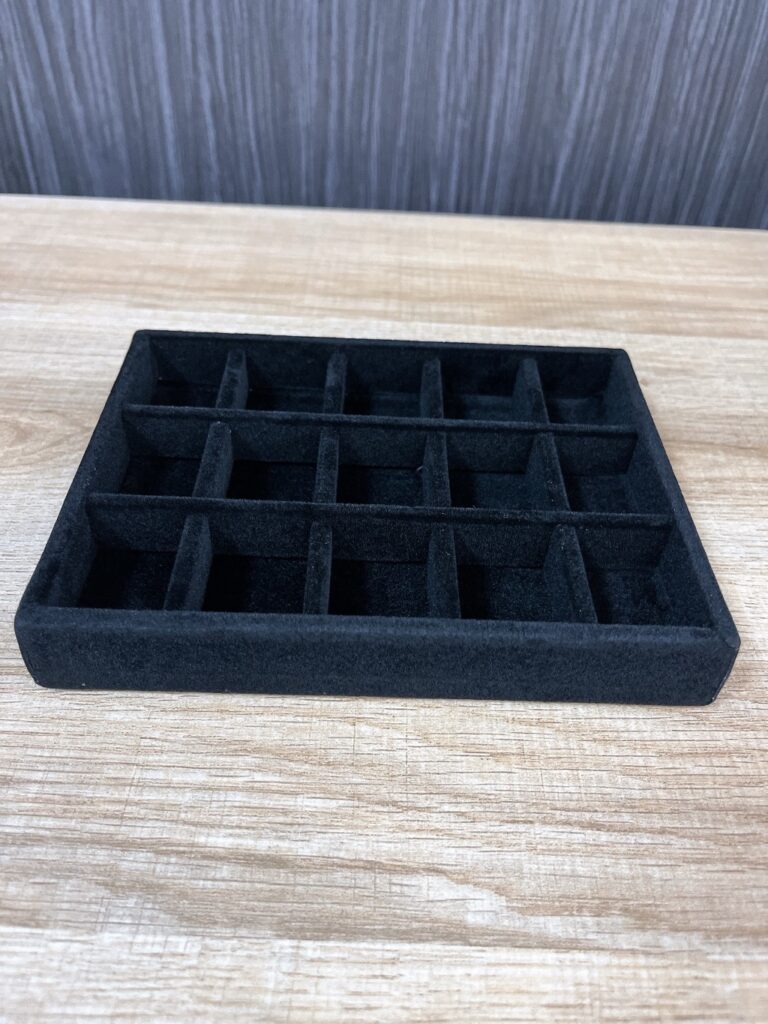 アクセサリートレイ ダイソー 高級感のある黒のアクセサリートレイで高見え！