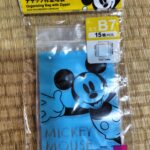 ミッキーのチャック付き小さな収納袋 ダイソー ミッキーのデザインの小さな収納袋でマスクを入れて持ち歩きます。