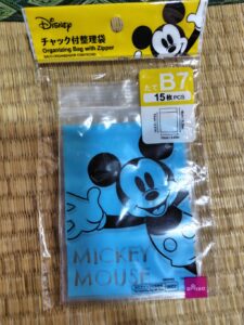 ミッキーのデザインの小さな収納袋でマスク…