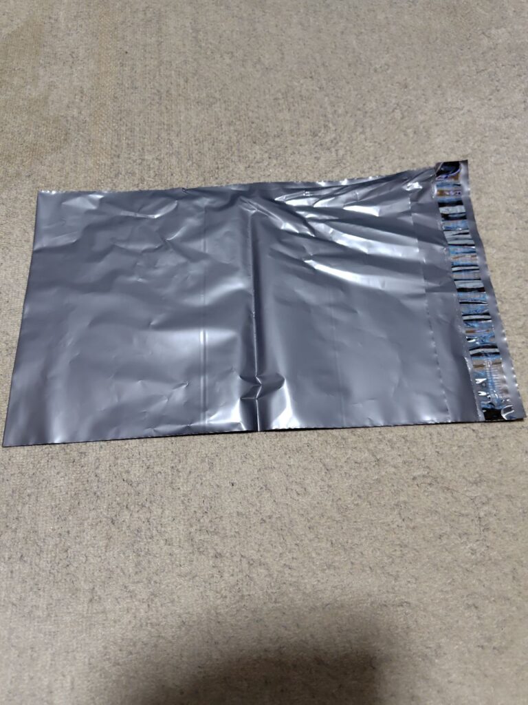 中身が見えない発送用袋 ダイソー フリマアプリにて特に衣類等を発送する時に使用します。