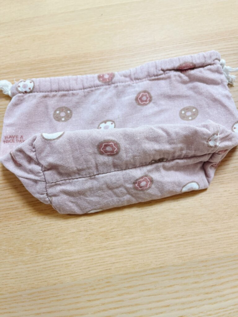巾着袋　舟型　ドーナツ柄 ダイソー 大きめでお弁当にピッタリなマチ付タイプ！