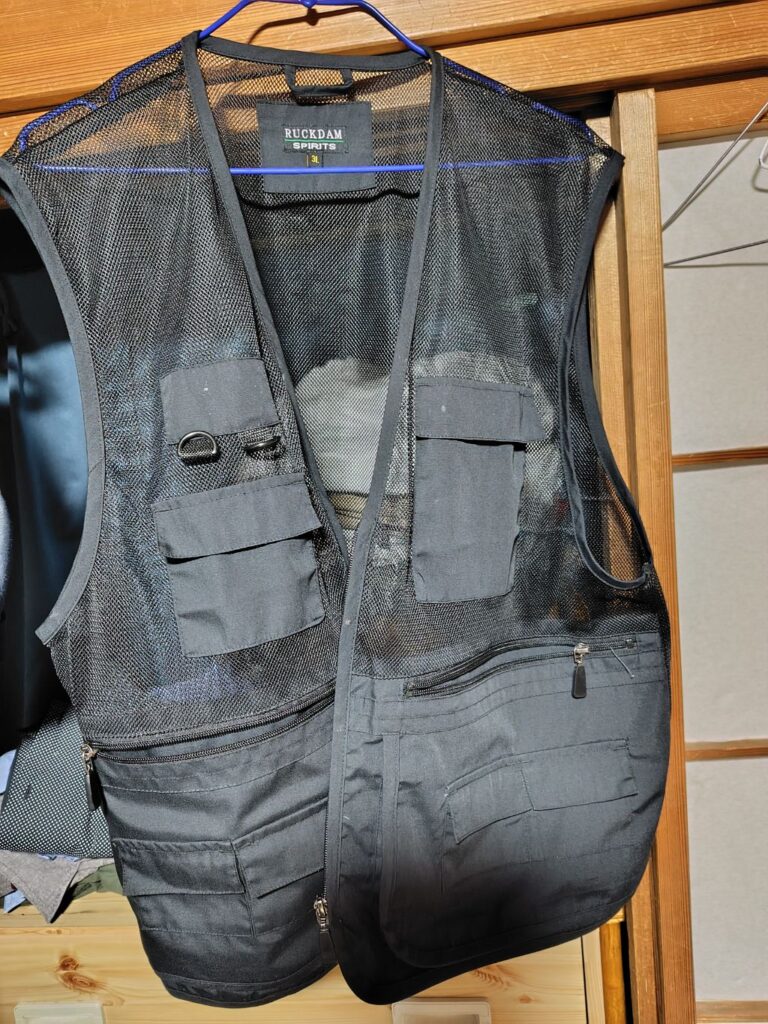 滑らない針金ハンガー ダイソー ハンガーは普通は洋服等を掛けた時滑ってしまい上手く掛けられなかったがこのハンガーは全く滑らないハンガーです。