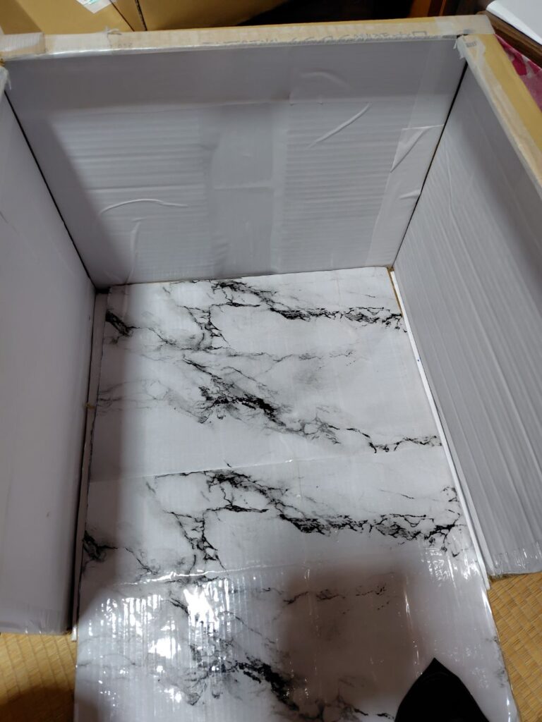 背景用 粘着壁紙 ダイソー フリマアプリで写真撮影用の手作り段ボール撮影BOXに貼る壁紙の