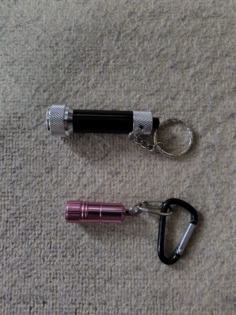超小型LEDライト ダイソー 3cm〜6cmの長さのLEDライトで持ち運びもポケットに入れられて大変便利な商品です。