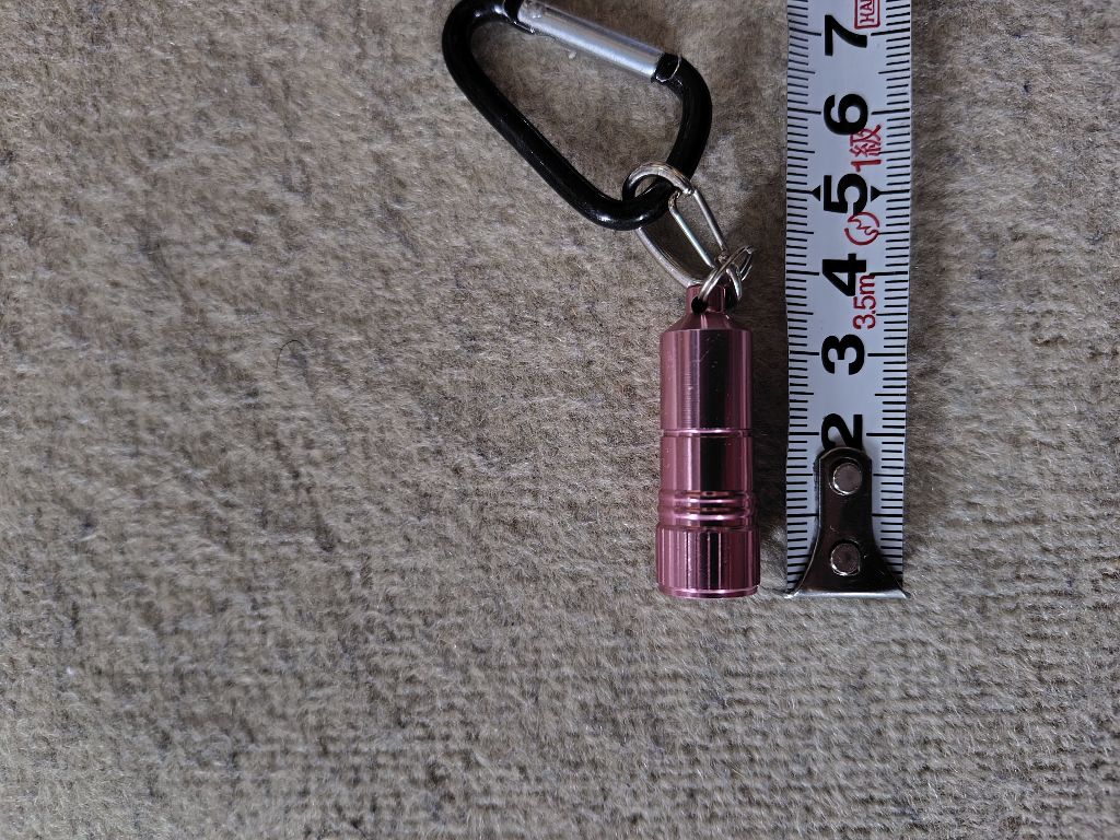 超小型LEDライト ダイソー 3cm〜6cmの長さのLEDライトで持ち運びもポケットに入れられて大変便利な商品です。