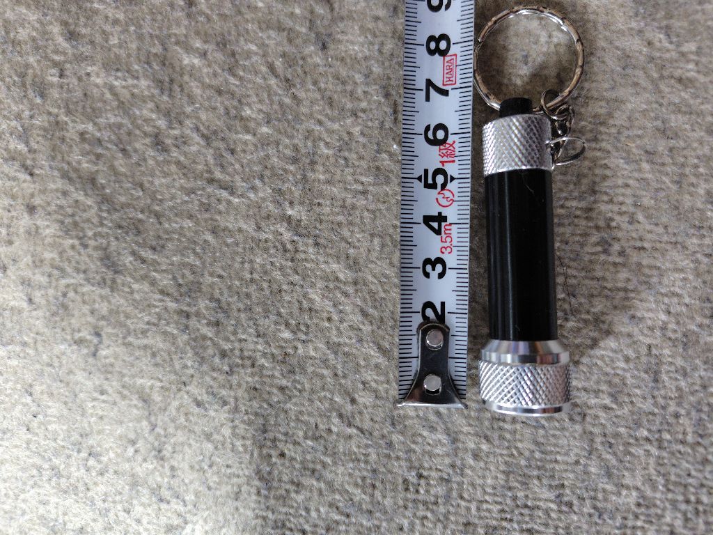 超小型LEDライト ダイソー 3cm〜6cmの長さのLEDライトで持ち運びもポケットに入れられて大変便利な商品です。