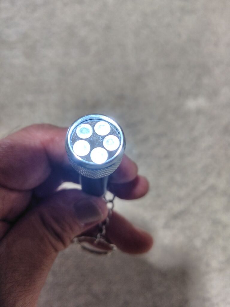 超小型LEDライト ダイソー 3cm〜6cmの長さのLEDライトで持ち運びもポケットに入れられて大変便利な商品です。