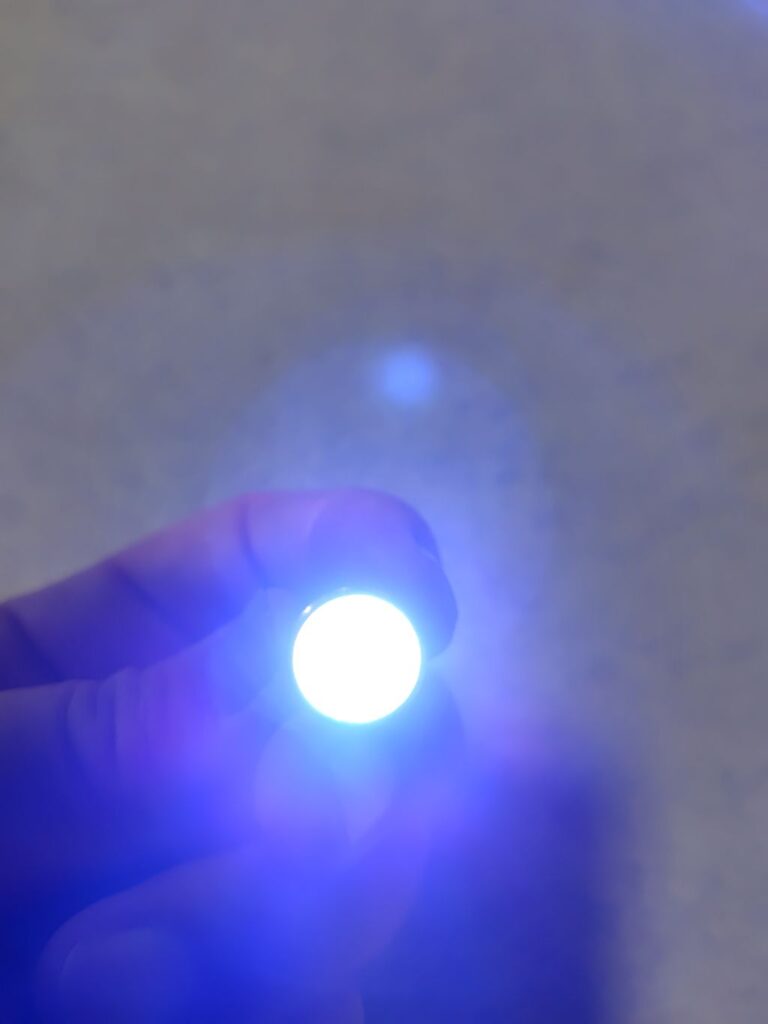 超小型LEDライト ダイソー 3cm〜6cmの長さのLEDライトで持ち運びもポケットに入れられて大変便利な商品です。