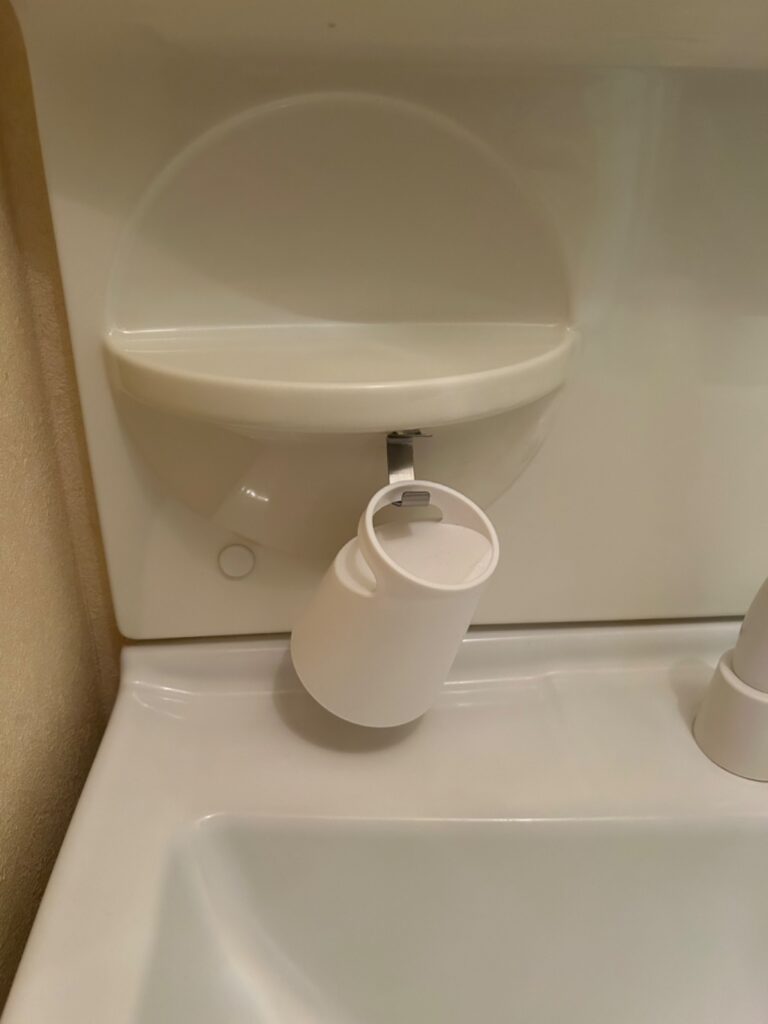 かけられる洗面コップ ワッツ 洗面用のコップ