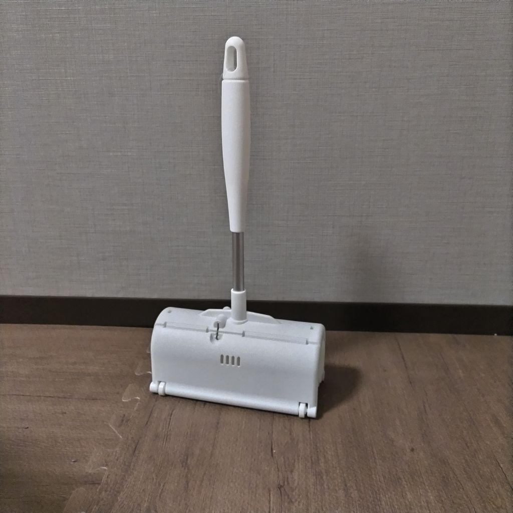 ケース一体式粘着クリーナー  ケースと一体型になってるので使い終わったら自立して置いておける