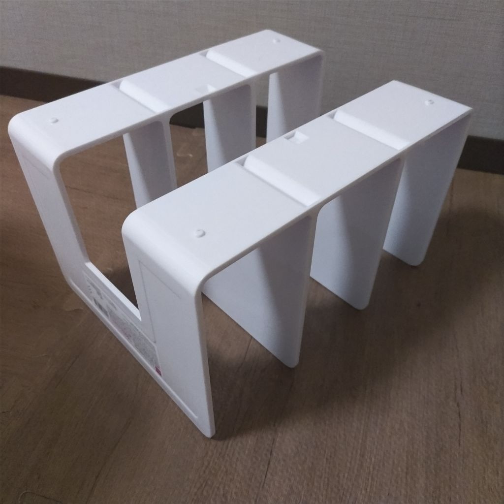 ブックエンド ダイソー 3つの仕切りがあるところ