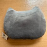 ワッツ 猫型クッション 100均 550円で腰痛対策に購入しました