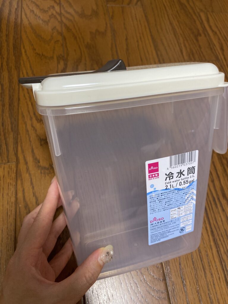 冷水筒 ダイソー 水やお茶を冷蔵庫で冷やす際に使用