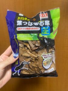 土の上に被せるだけで昆虫が快適に過ごせる