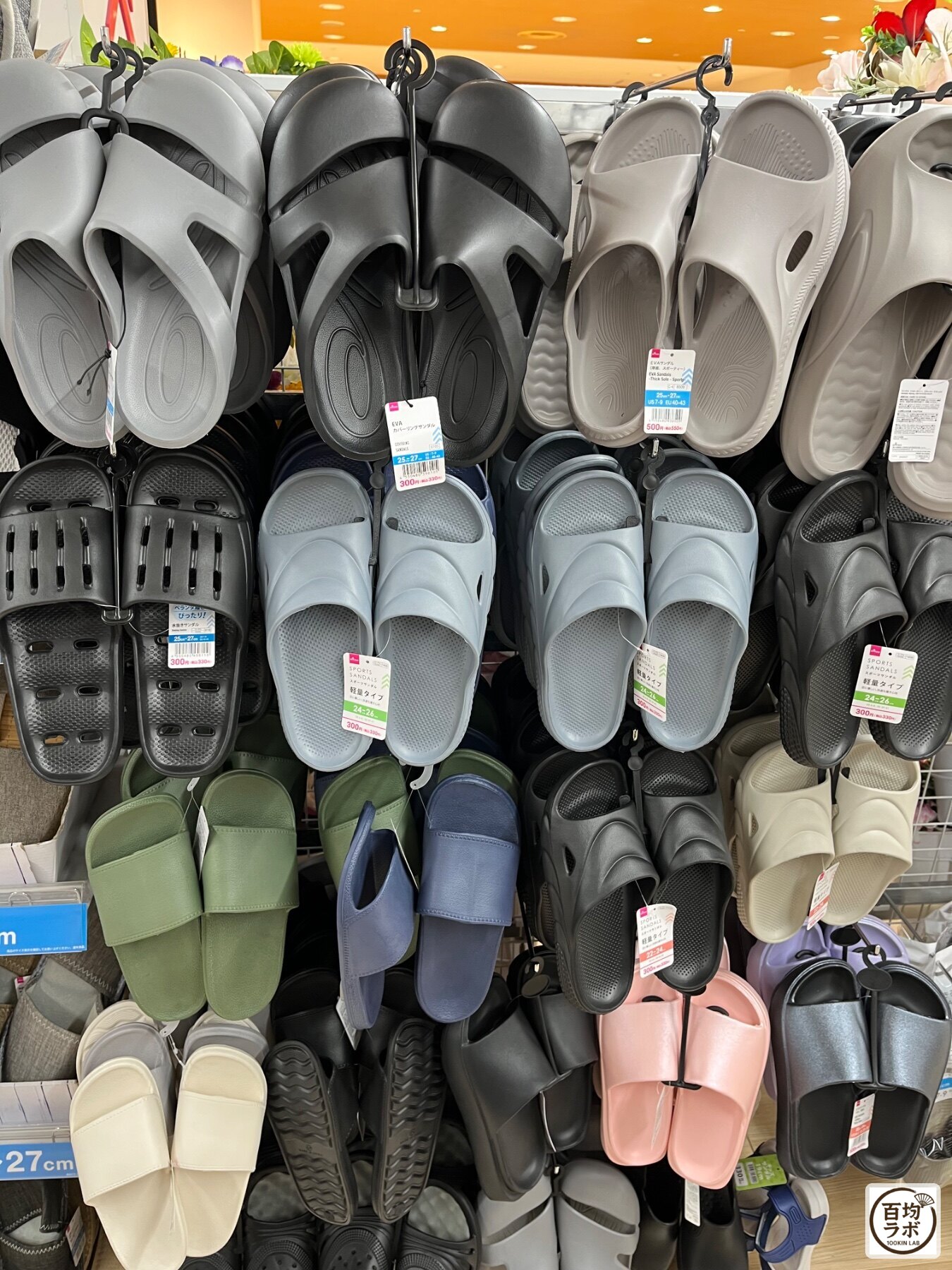 ダイソー 大崎のファッション・服飾売り場に並ぶEVAバックバンドサンダル、スポーツサンダル（軽量タイプ）（2026年8月29日撮影）