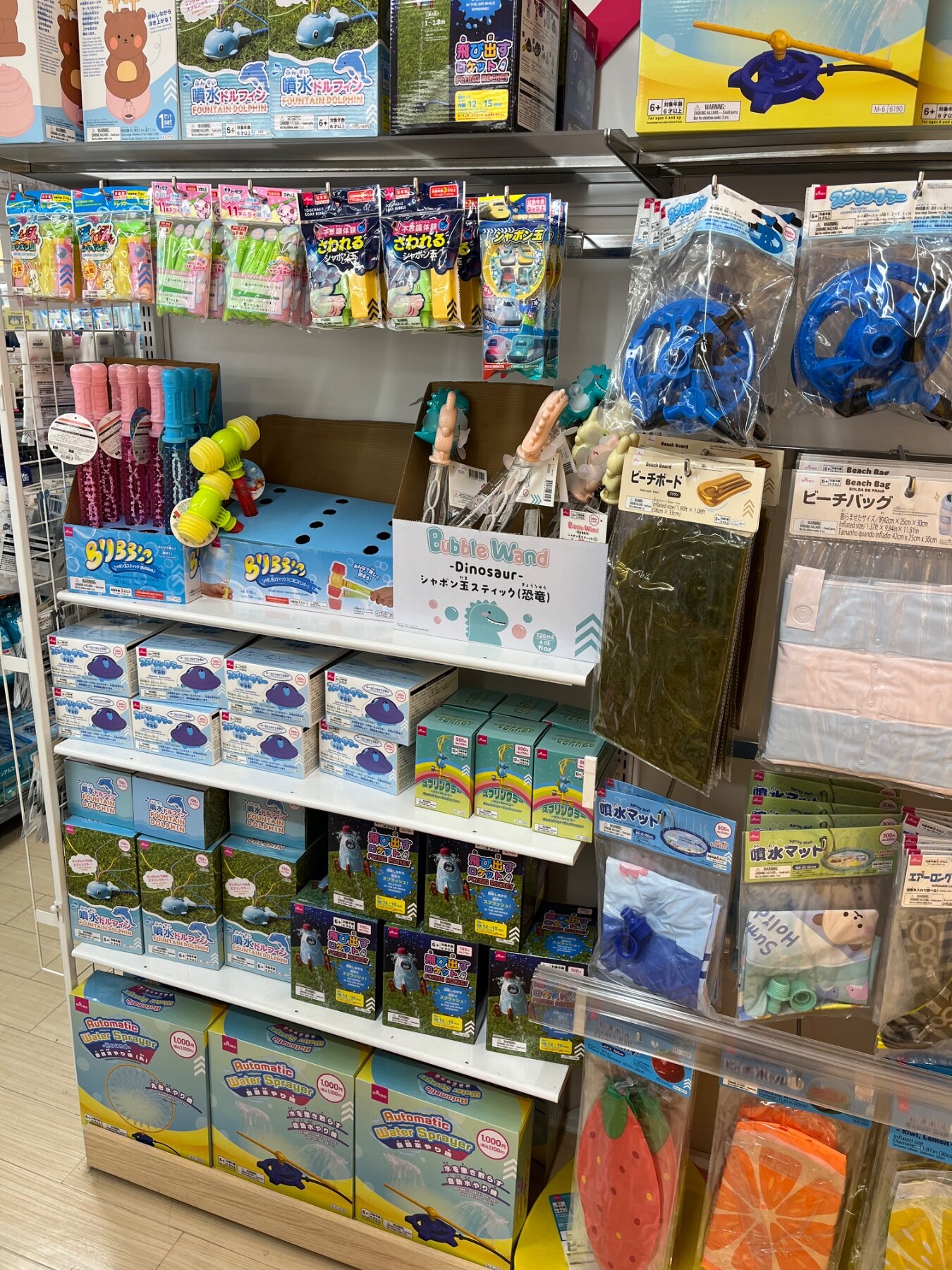 ダイソー 大崎のおもちゃ売り場に並ぶ噴水ドルフィン、飛び出すロケットなど計9商品（2026年8月29日撮影）