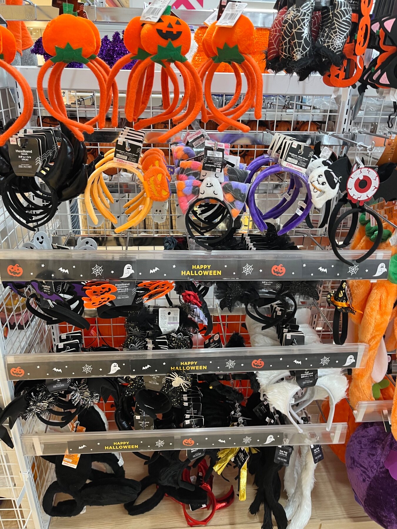 ダイソー 大崎のファッション・服飾売り場に並ぶかぼちゃヘッドバンド、デビルヘッドバンドなど計10商品(2026年8月29日撮影)