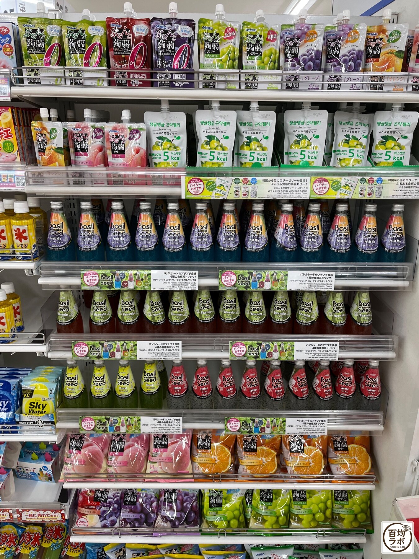 ダイソー 大崎店の食品・飲料売り場に並ぶぷるんと蒟蒻ゼリー（マスカット味）、ぷるんと蒟蒻ゼリー（グレープ味）など計12商品（2026年8月29日撮影）