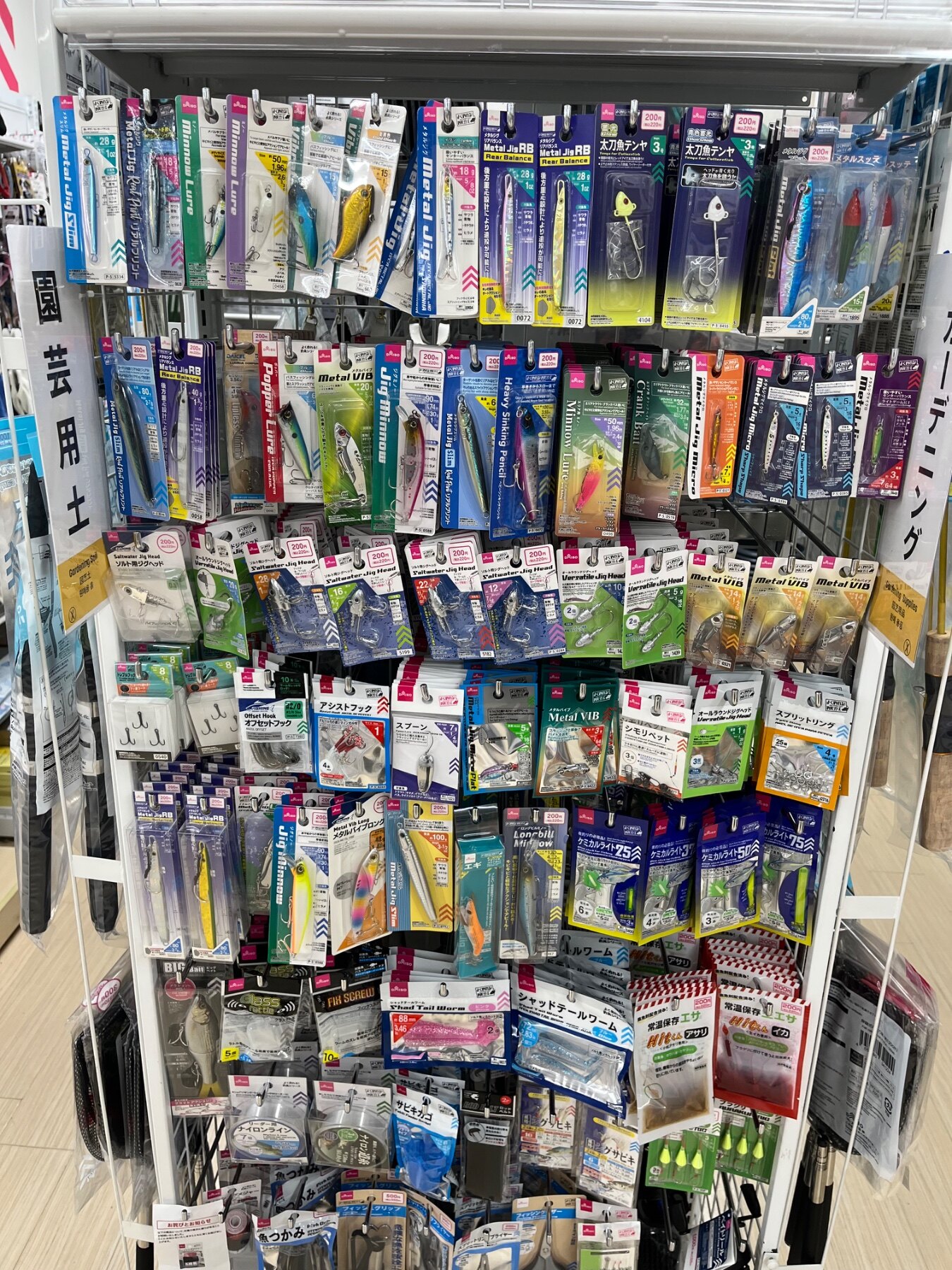 ダイソー 大崎店のアウトドア売り場に並ぶミノールアー、メタルジグ（リアバランス）など計19商品（2026年8月29日撮影）