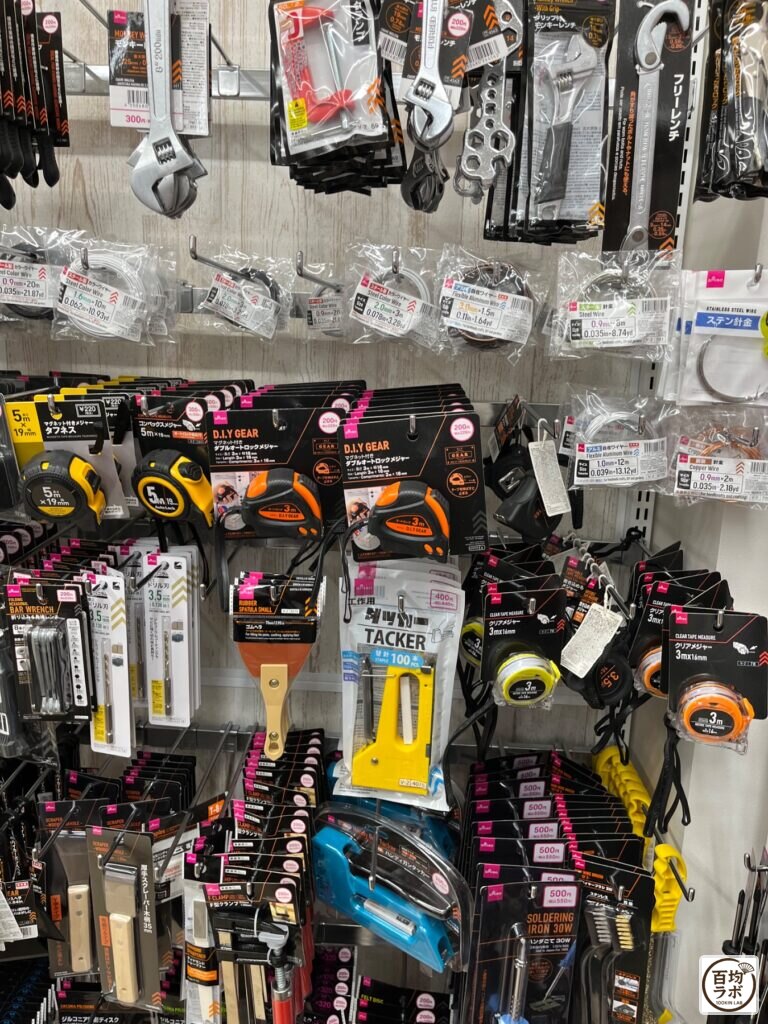 ダイソー 大崎店の掃除・洗濯売り場に並ぶモンキーレンチ、フリーレンチなど計18商品（2026年8月29日撮影）