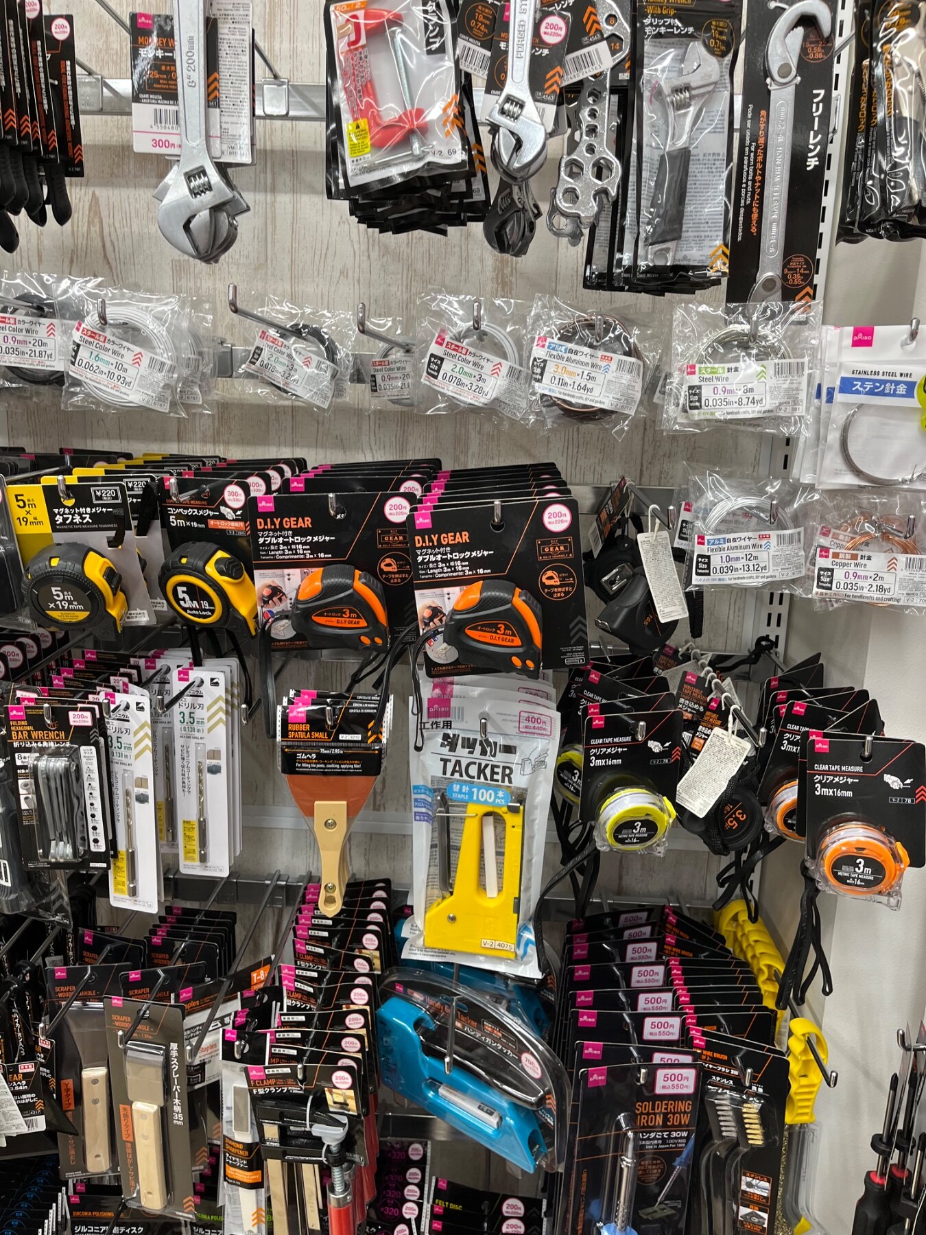 ダイソー 大崎店の掃除・洗濯売り場に並ぶモンキーレンチ、フリーレンチなど計18商品(2026年8月29日撮影)