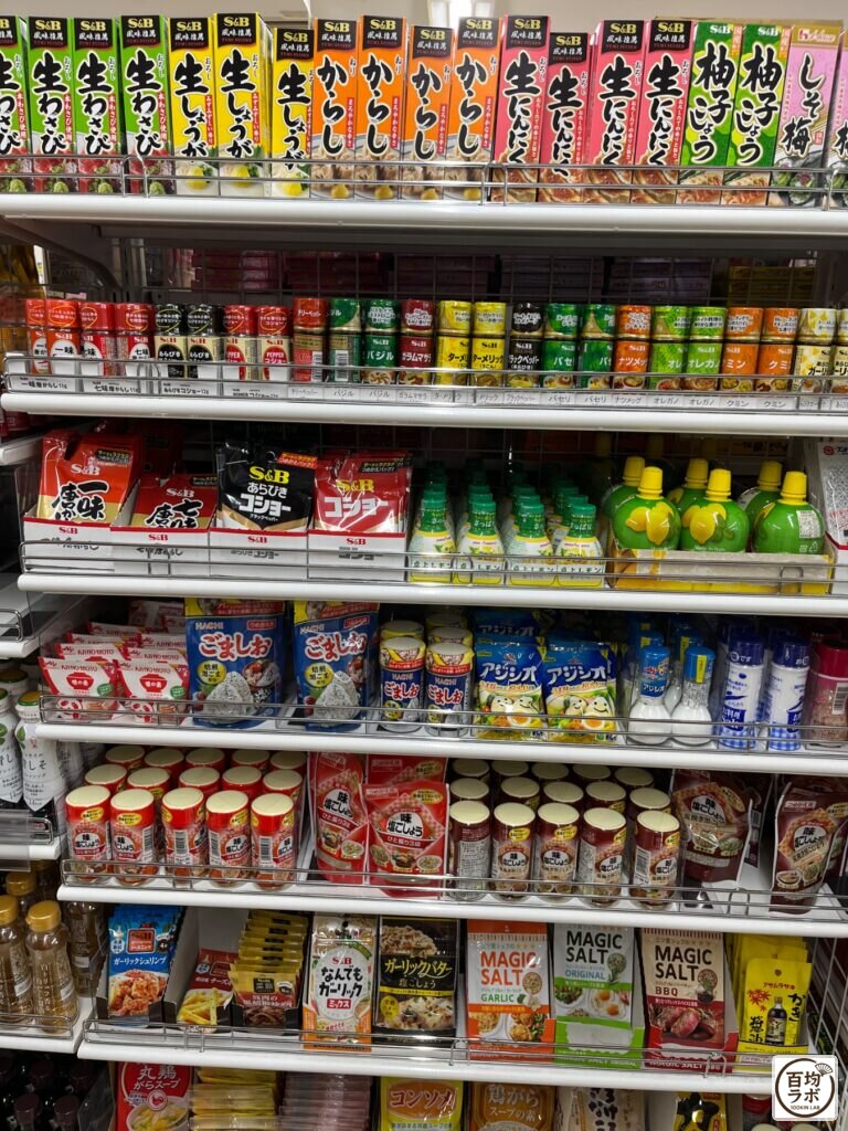 ダイソー 大崎店の食品・飲料売り場に並ぶ生わさび、生しょうがなど計20商品（2026年8月29日撮影）