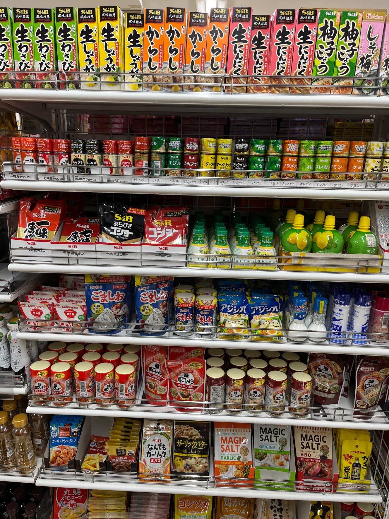 ダイソー 大崎店の食品・飲料売り場に並ぶ生わさび、生しょうがなど計20商品(2026年8月29日撮影)