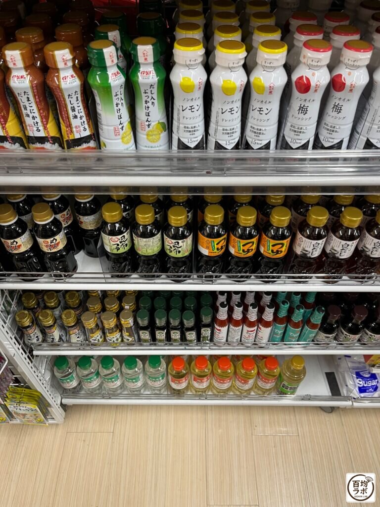 ダイソー 大崎店の食品・飲料売り場に並ぶたまごにかけるだし醤油、だし入りぶっかけぽんずなど計7商品（2026年8月29日撮影）