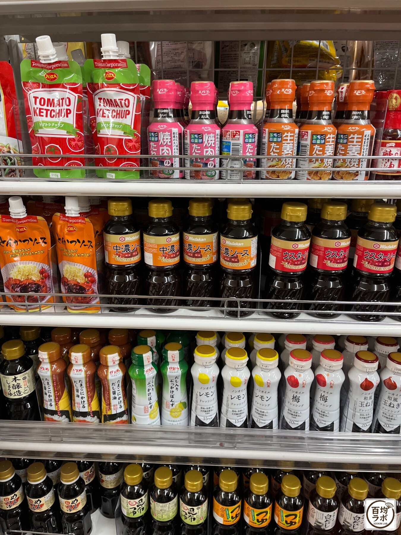 ダイソー 大崎店の食品・飲料売り場に並ぶトマトケチャップ、焼肉のたれ 中辛など計13商品(2026年8月29日撮影)