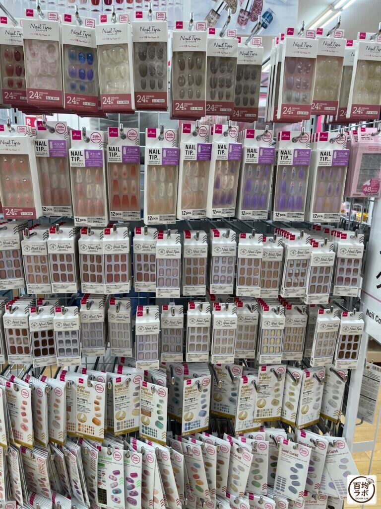 ダイソー 東戸塚のコスメ・美容売り場に並ぶネイルチップ（ハンド用・24枚）、ネイルチップ（コフィン型・12枚）など計5商品（2026年8月11日撮影）