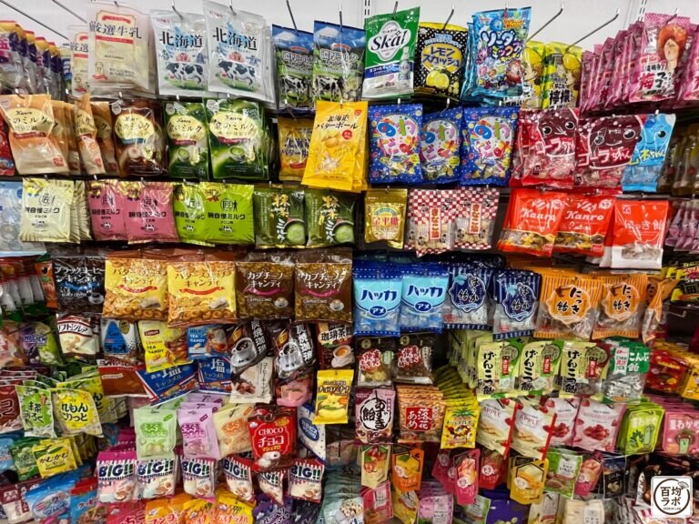 ダイソー 東戸塚の食品・飲料売り場に並ぶ厳選牛乳ミルクキャンディ、北海道ミルクキャンディなど計20商品（2026年8月11日撮影）