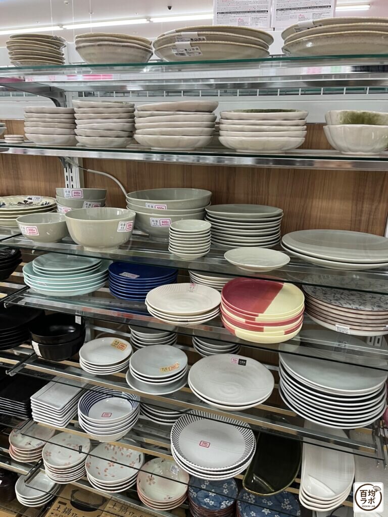 ダイソー 東戸塚のキッチン売り場に並ぶ陶器の深皿、陶器の小鉢など計15商品（2026年8月11日撮影）