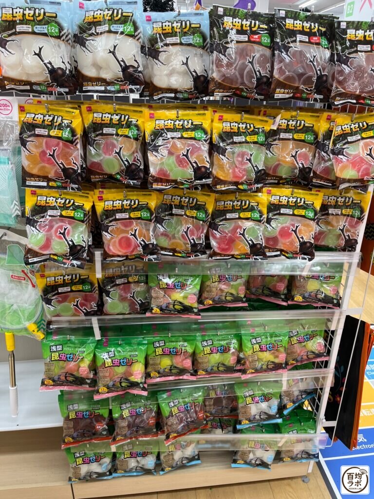ダイソー 東戸塚のペット用品売り場に並ぶ昆虫ゼリー（ヨーグルト味）、昆虫ゼリー（フルーツ味）など計3商品（2026年8月11日撮影）