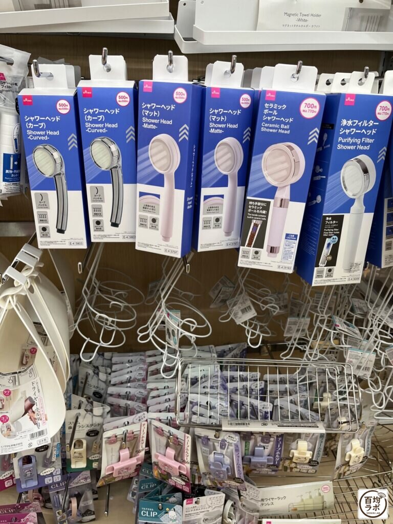 ダイソー 東戸塚の100均商品売り場に並ぶシャワーヘッド（カーブ）、シャワーヘッド（マット）など計6商品（2026年8月11日撮影）