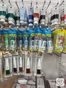 アクリル絵の具の100均売り場写真