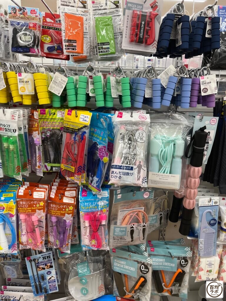 ダイソー 東戸塚のアウトドア売り場に並ぶストップウォッチ、スポーツホイッスルなど計14商品（2026年8月11日撮影）