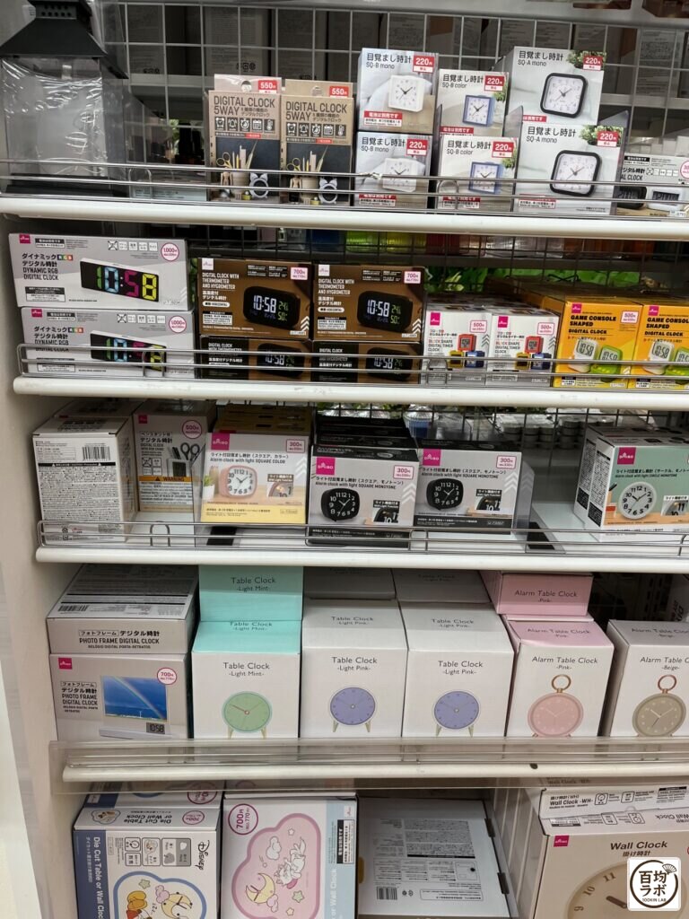 ダイソー 東戸塚のインテリア売り場に並ぶデジタル時計 5WAY、目覚まし時計（SQ-B）など計17商品（2026年8月11日撮影）