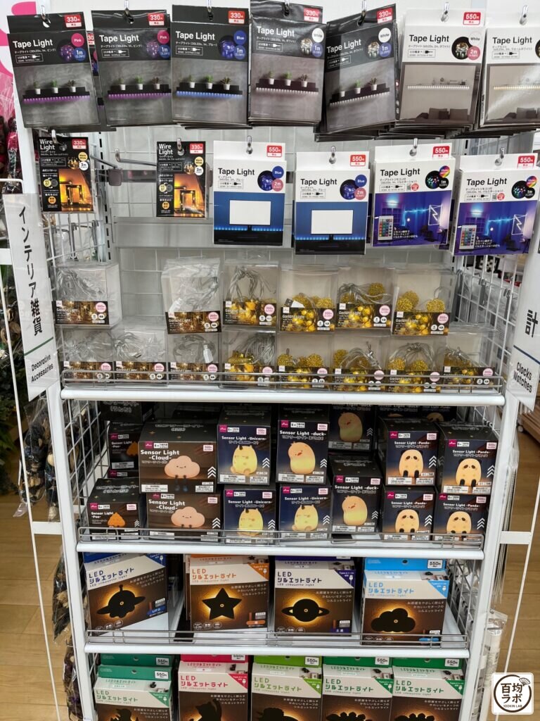 ダイソー 東戸塚の電池・電気小物売り場に並ぶテープライト(ピンク・1m)、テープライト(ブルー・1m)など計18商品(2026年8月11日撮影)