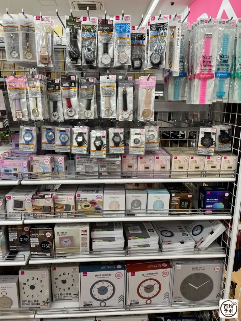 ダイソー 東戸塚の収納売り場に並ぶチャームウォッチ（フックタイプ・シルバー）、チャームウォッチ（PUバンド・グレー）など計20商品（2026年8月11日撮影）